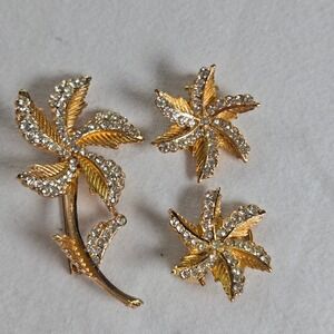 Vintage BSK Gold Tone Rhinestone‎ Floral Brooch and Clip On Earrings Set